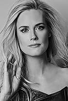 Foto de Abigail Hawk pareja de Bryan Spies