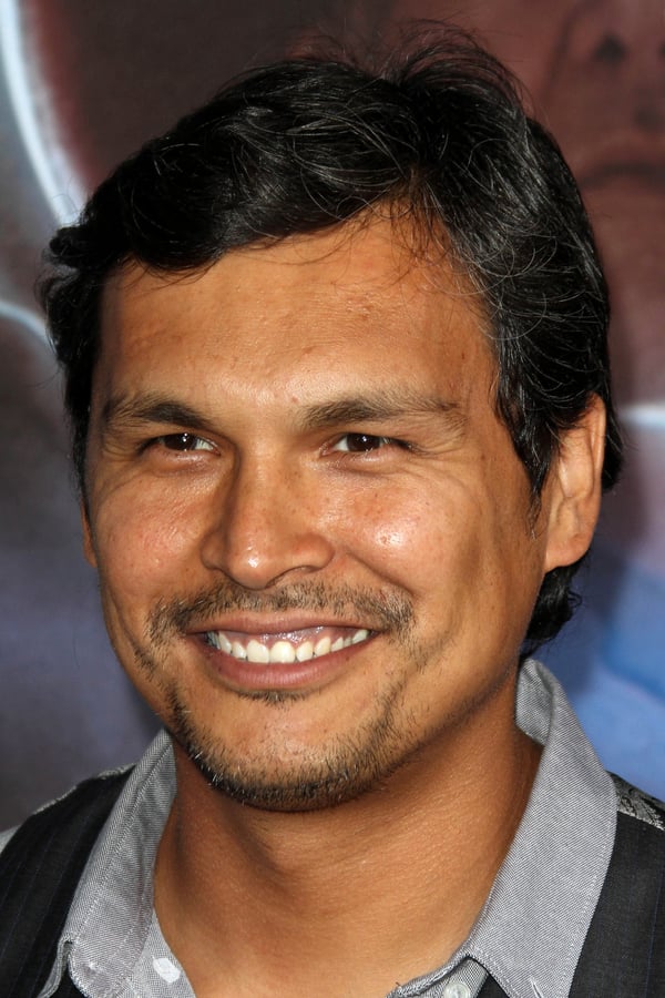 Foto de Adam Beach pareja de Tara Mason