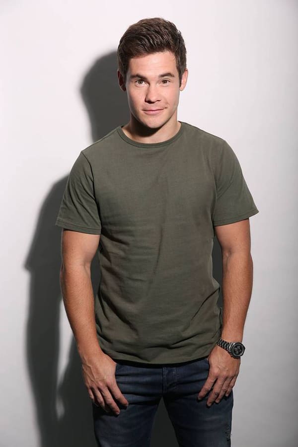 Foto de Adam Devine pareja de Chloe Bridges