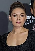 Foto de Alexa Davalos pareja de Josh Stewart