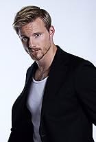 Foto de Alexander Ludwig pareja de Lauren Dear