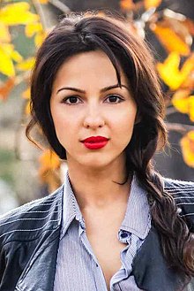 Foto de Annet Mahendru pareja de Louie Gibson