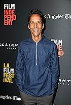 Foto de Danny Pudi pareja de Bridget Showalter Pudi