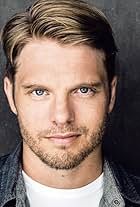 Foto de David Paetkau pareja de Evangeline Duy