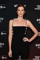 Foto de Emma Ishta pareja de Daniel McCabe