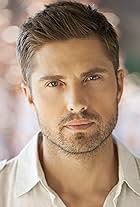 Foto de Eric Winter pareja de Allison Ford