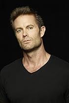 Foto de Garret Dillahunt pareja de Michelle Hurd