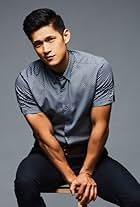 Foto de Harry Shum Jr. pareja de Shelby Rabara