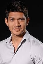 Foto de Iko Uwais pareja de Audy Item