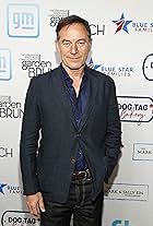 Foto de Jason Isaacs pareja de Emma Hewitt