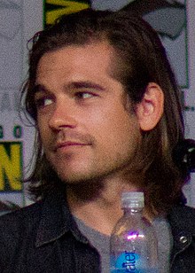 Foto de Jason Ralph pareja de Rachel Brosnahan