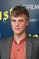 Foto de Johnny Flynn pareja de Beatrice Minns