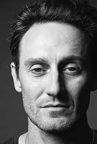 Foto de Josh Stewart pareja de Alexa Davalos