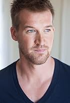 Foto de Kenneth Mitchell pareja de Susan May Pratt