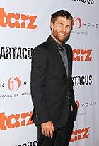 Foto de Liam McIntyre pareja de Erin Hasan McIntyre