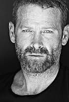 Foto de Max Martini pareja de Kim Restell