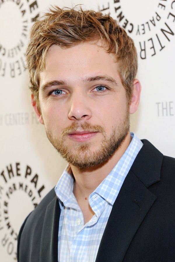 Foto de Max Thieriot pareja de Lexi Murphy