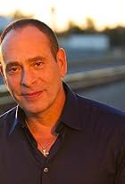 Foto de Nestor Serrano pareja de Debbie Ross
