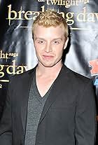 Foto de Noel Fisher pareja de Layla Alizada