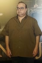 Foto de Rajkumar Santoshi pareja de Manila Santoshi