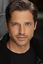 Foto de Scott Bailey pareja de Adrienne Frantz