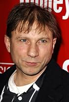 Foto de Simon McBurney pareja de Cassie Yukawa