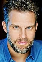 Foto de Travis Schuldt pareja de Natalie Zea