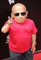 Foto de Verne Troyer pareja de Genevieve Gallen