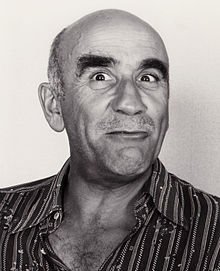 Foto de Warren Mitchell pareja de Constance Wake